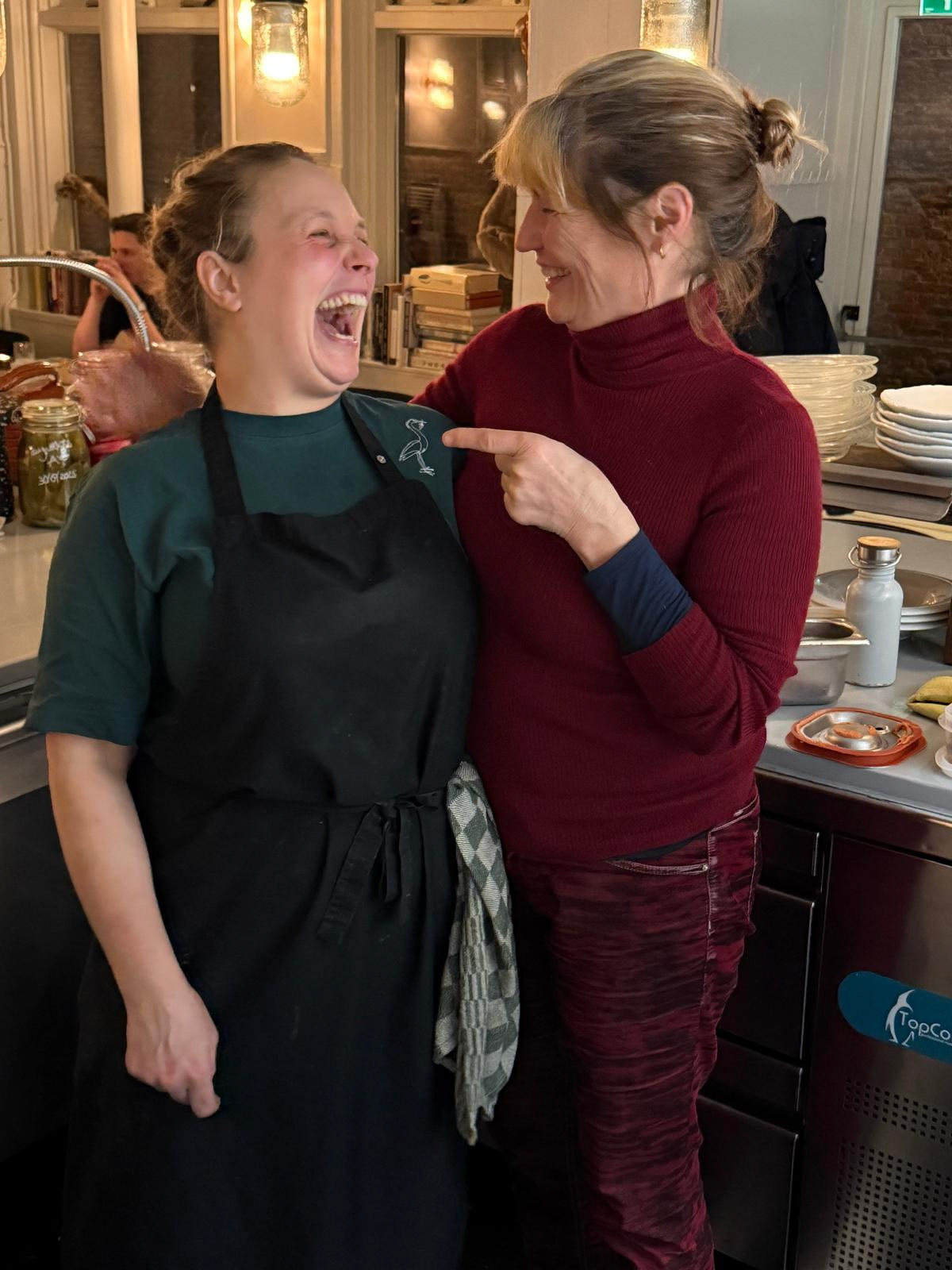 Josephien en Sheila in de keuken